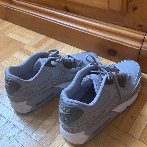 Excellent condition grey white Nike Air Sneakers 6 Youth or 7.5 in women’s - Picture 1 of 8